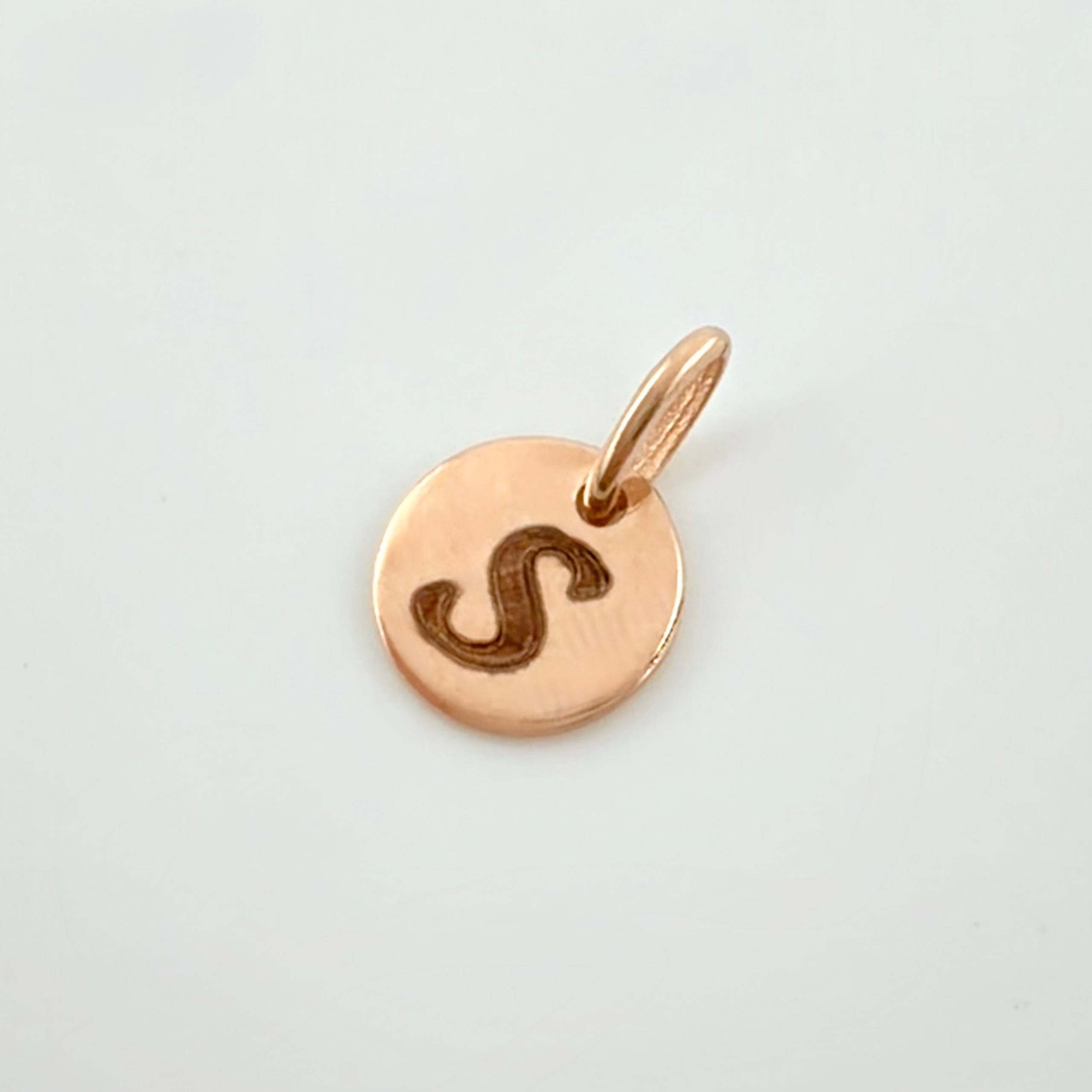 Dije Placa Letra S 0.9gr / 1/2 in / Oro Rosa 18K