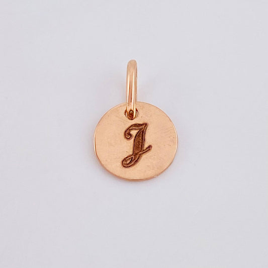 Dije Placa Letra J 0.9gr / 1/2 in / Oro Rosa 18K