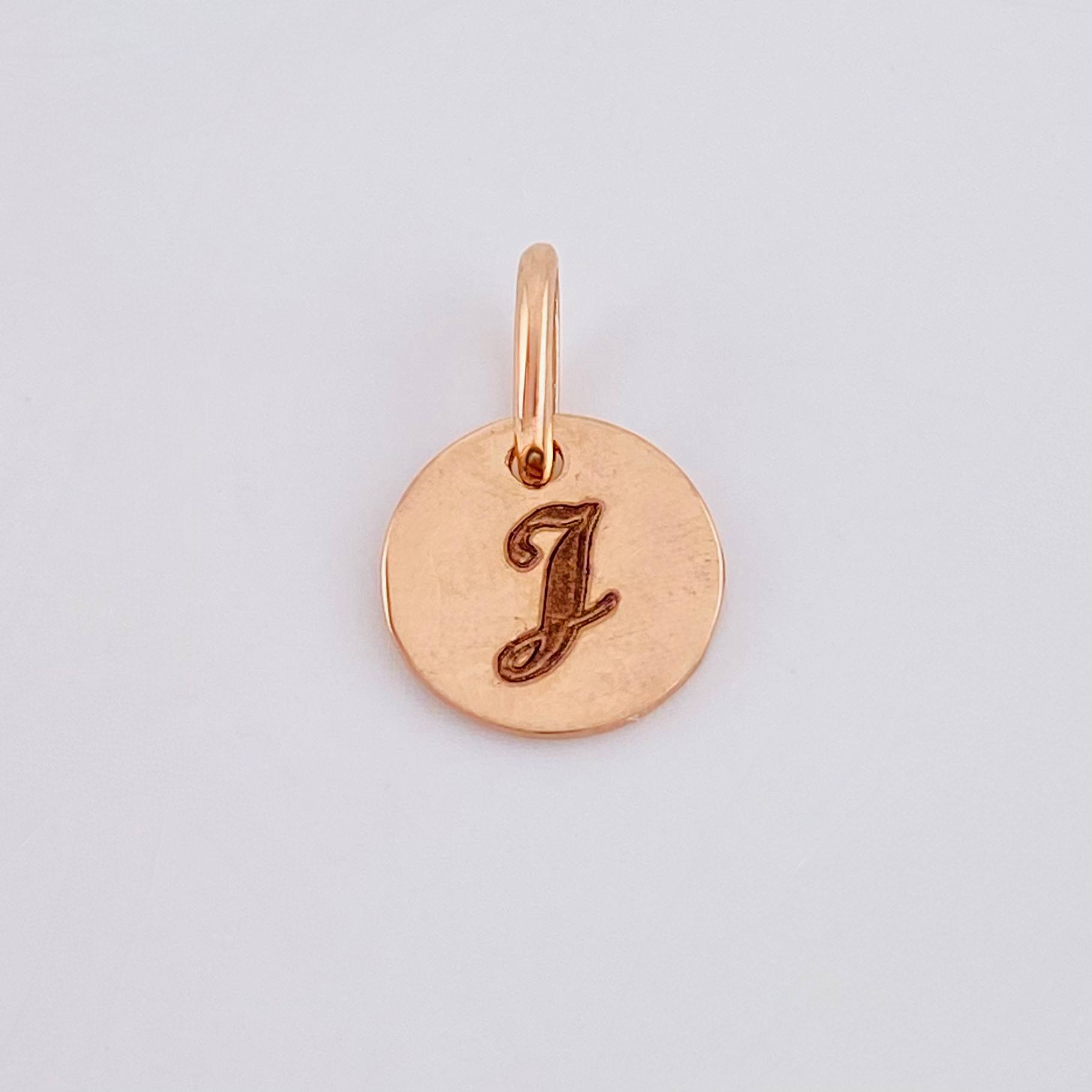 Dije Placa Letra J 0.9gr / 1/2 in / Oro Rosa 18K *