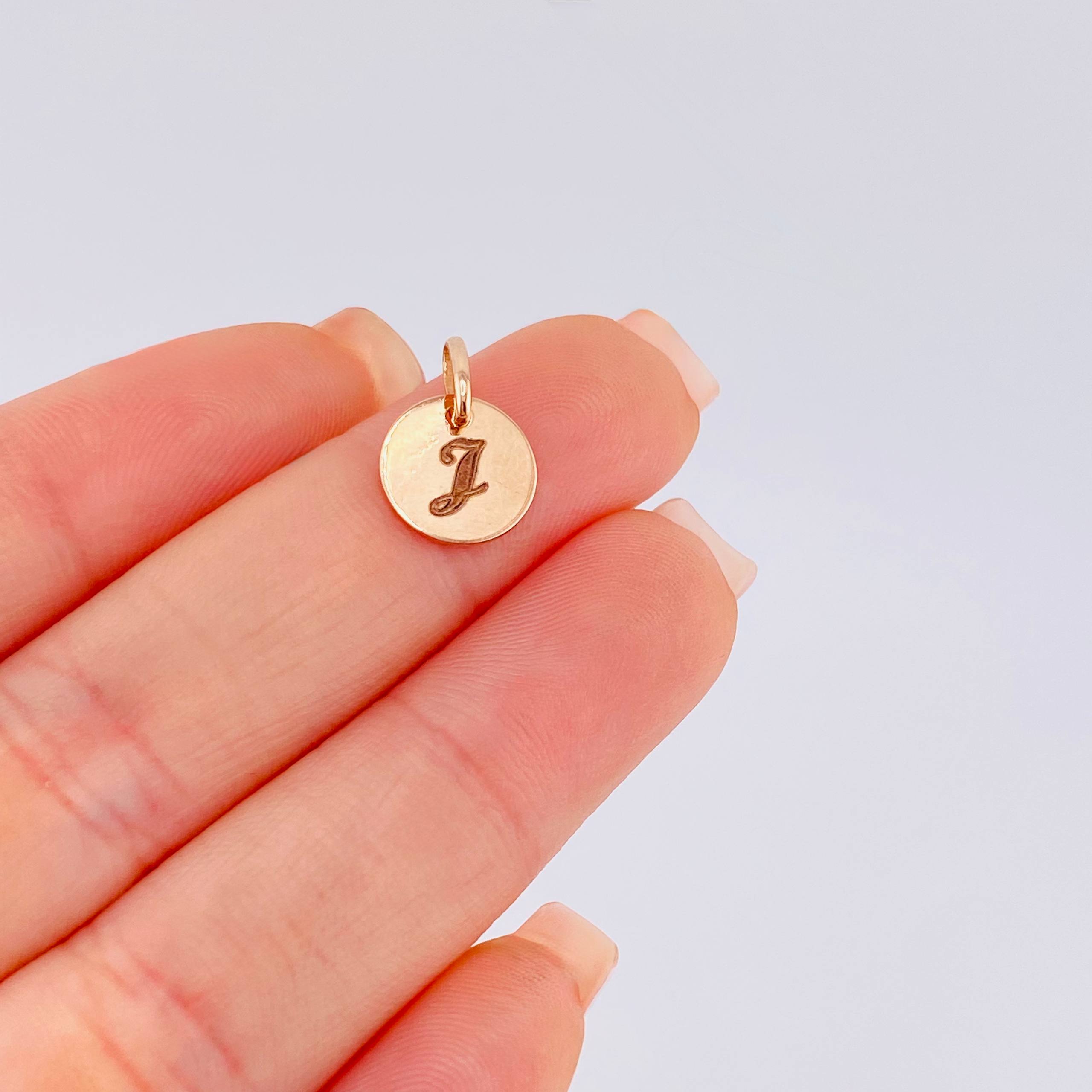 Dije Placa Letra J 0.9gr / 1/2 in / Oro Rosa 18K *