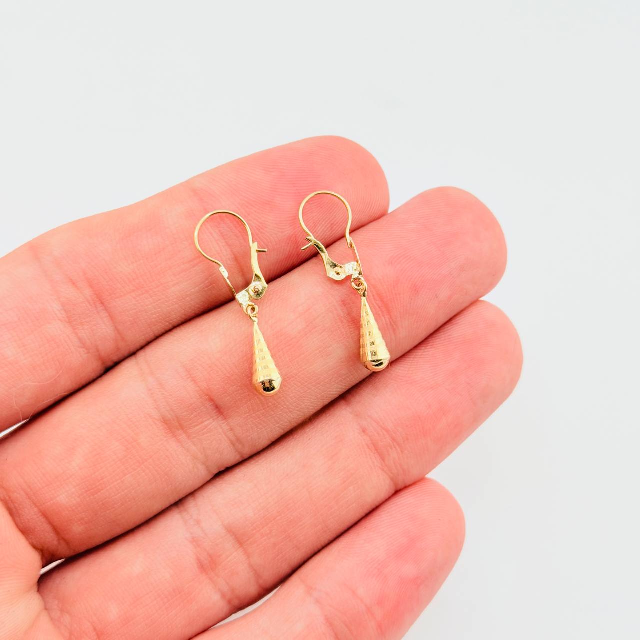 Candongas Lagrima 0.7gr / 1 in / Oro Amarillo 18K ©