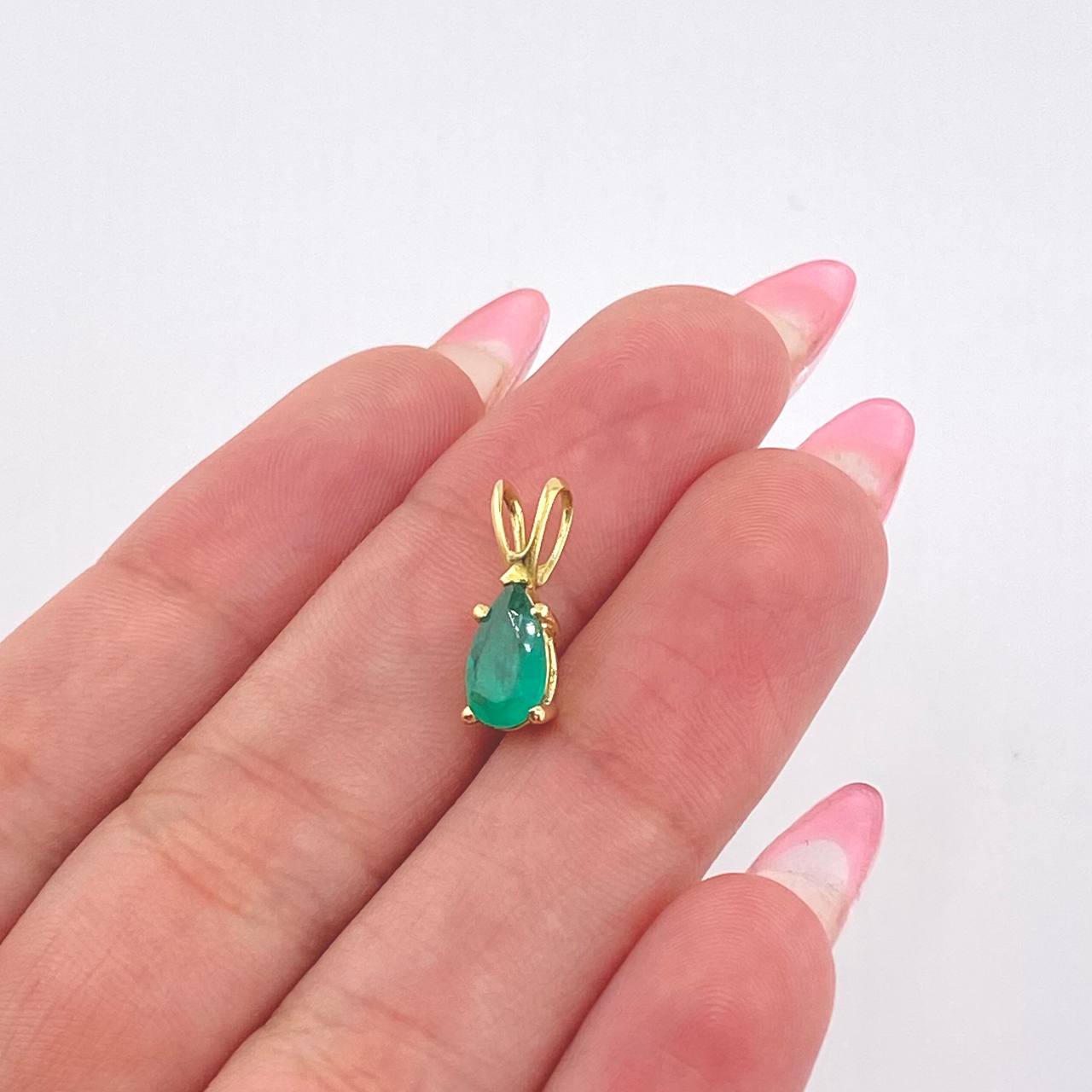 Dije Gota Esmeralda 1 Qts 1gr / 1/2 in / Oro Amarillo 18K ©