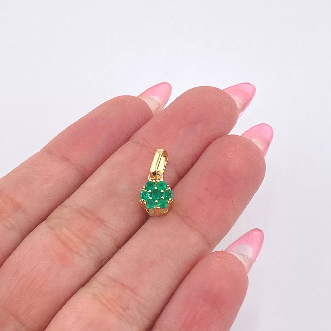 Dije Flor Hexagonal Esmeraldas 29pts 1.05gr / 1/2 in / Oro Amarillo 18K ©