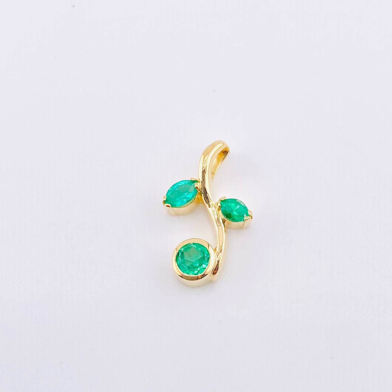 Dije Flor Esferica Esmeraldas 86pts 2.95gr / 3/4 in / Oro Amarillo 18K ©