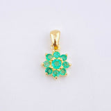 Dije Flor Nevada Esmeraldas 28pts 0.95gr / 1/2 in / Oro Amarillo 18K ©