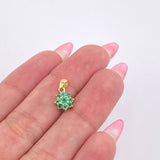 Dije Flor Nevada Esmeraldas 28pts 0.95gr / 1/2 in / Oro Amarillo 18K ©