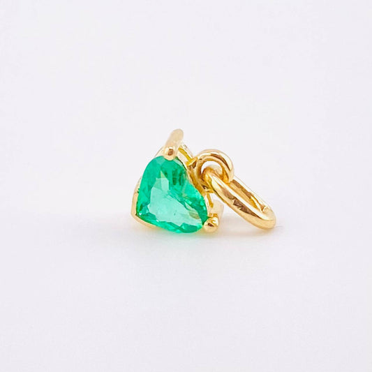 Dije Corazón Bordeado Esmeralda 30pts 0.5gr / 1/2 in / Oro Amarillo 18K ©