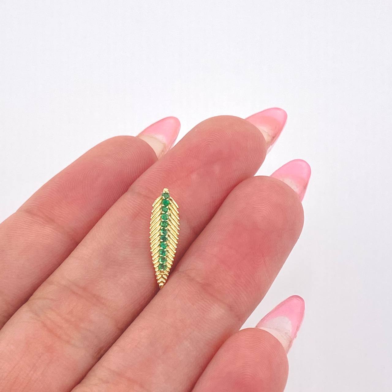 Dije Hoja Caribeña Esmeraldas 17pts 0.65gr / 1/2 in / Oro Amarillo 18K ©