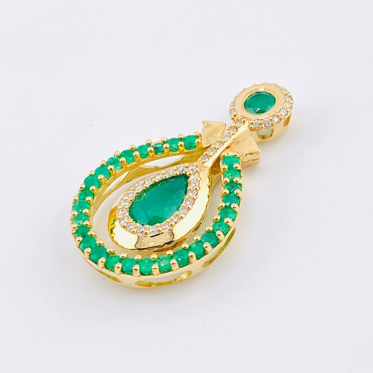 Dije Bastión Movil Esmeraldas 3.68 Qts Diamantes 55pts 9.45gr / 1 1/2 in / Oro Amarillo 18K ©
