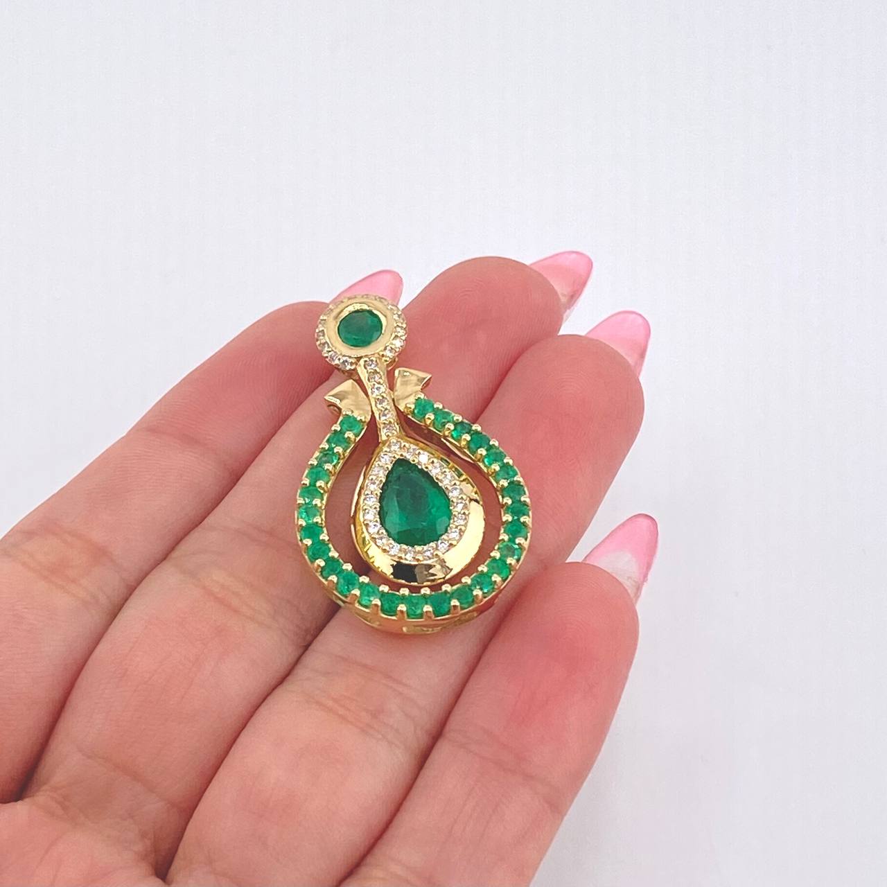 Dije Bastión Movil Esmeraldas 3.68 Qts Diamantes 55pts 9.45gr / 1 1/2 in / Oro Amarillo 18K ©