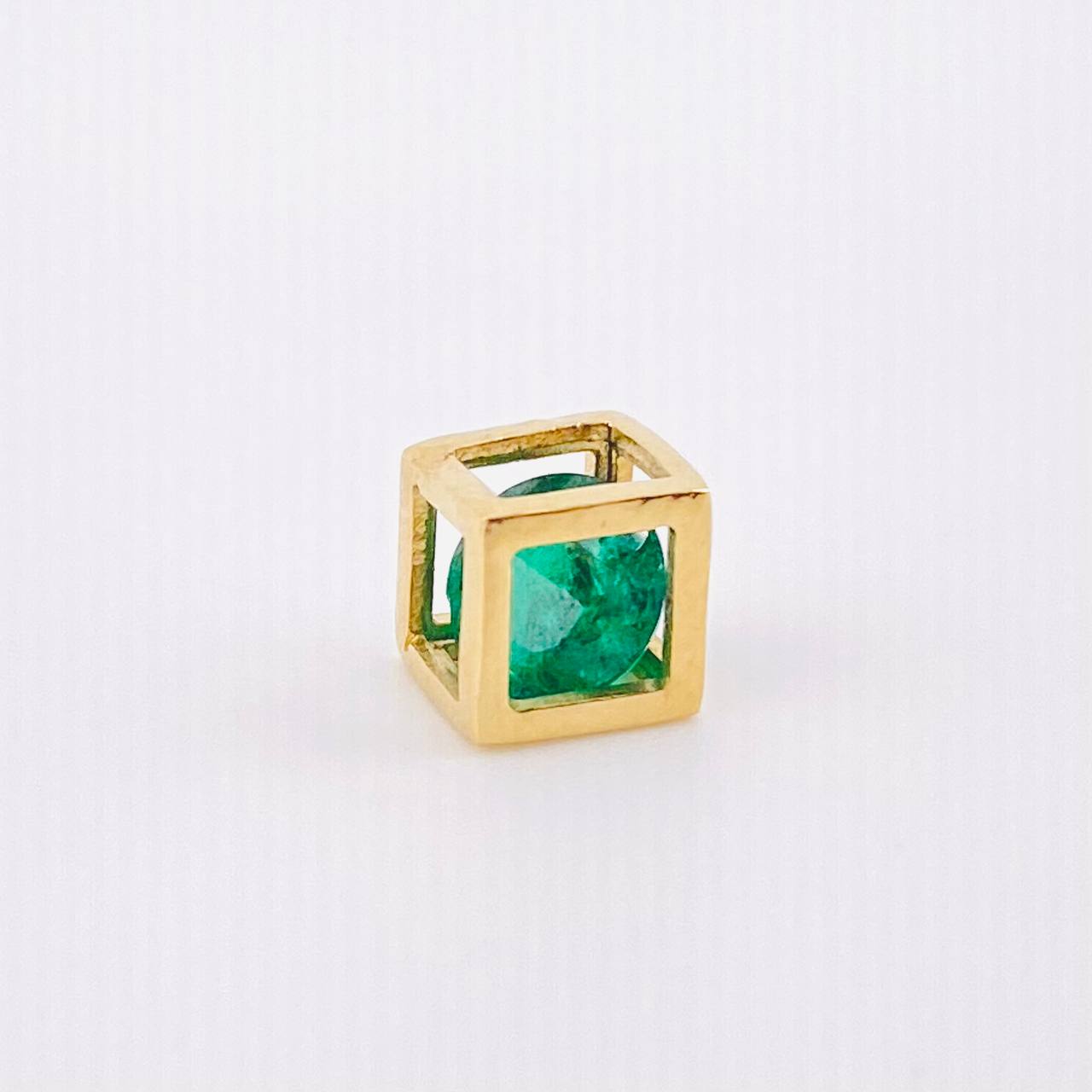 Dije Cubo Esmeralda 63pts 0.7gr / 1/4 in / Oro Amarillo 18K ©