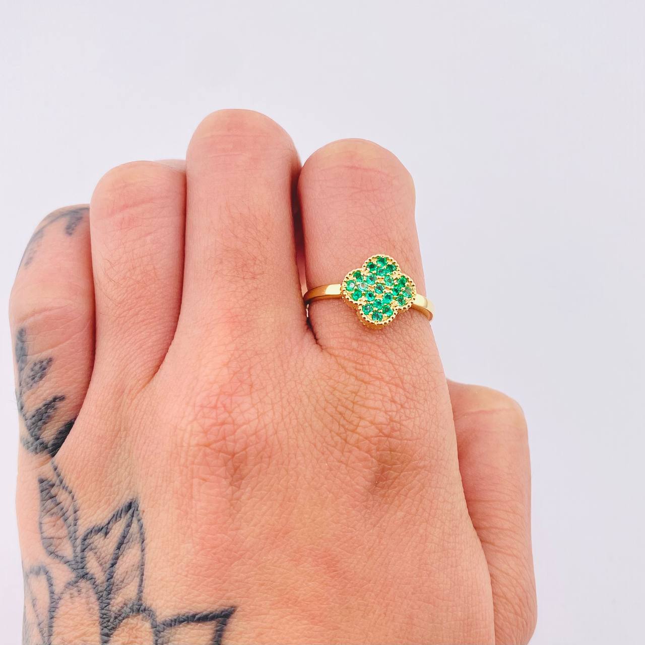 Anillo Trebol Tupido Esmeraldas 33pts 2.9gr / T8 / Oro Amarillo 18K ©