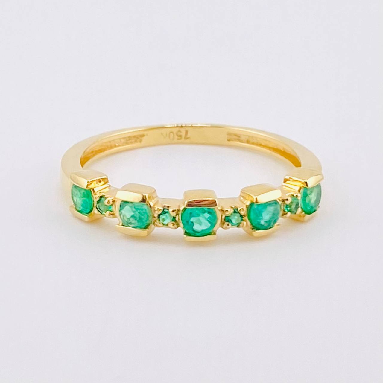 Anillo Cubico Lineal Esmeraldas 33pts 2.2gr / T6 3/4 / Oro Amarillo 18K ©