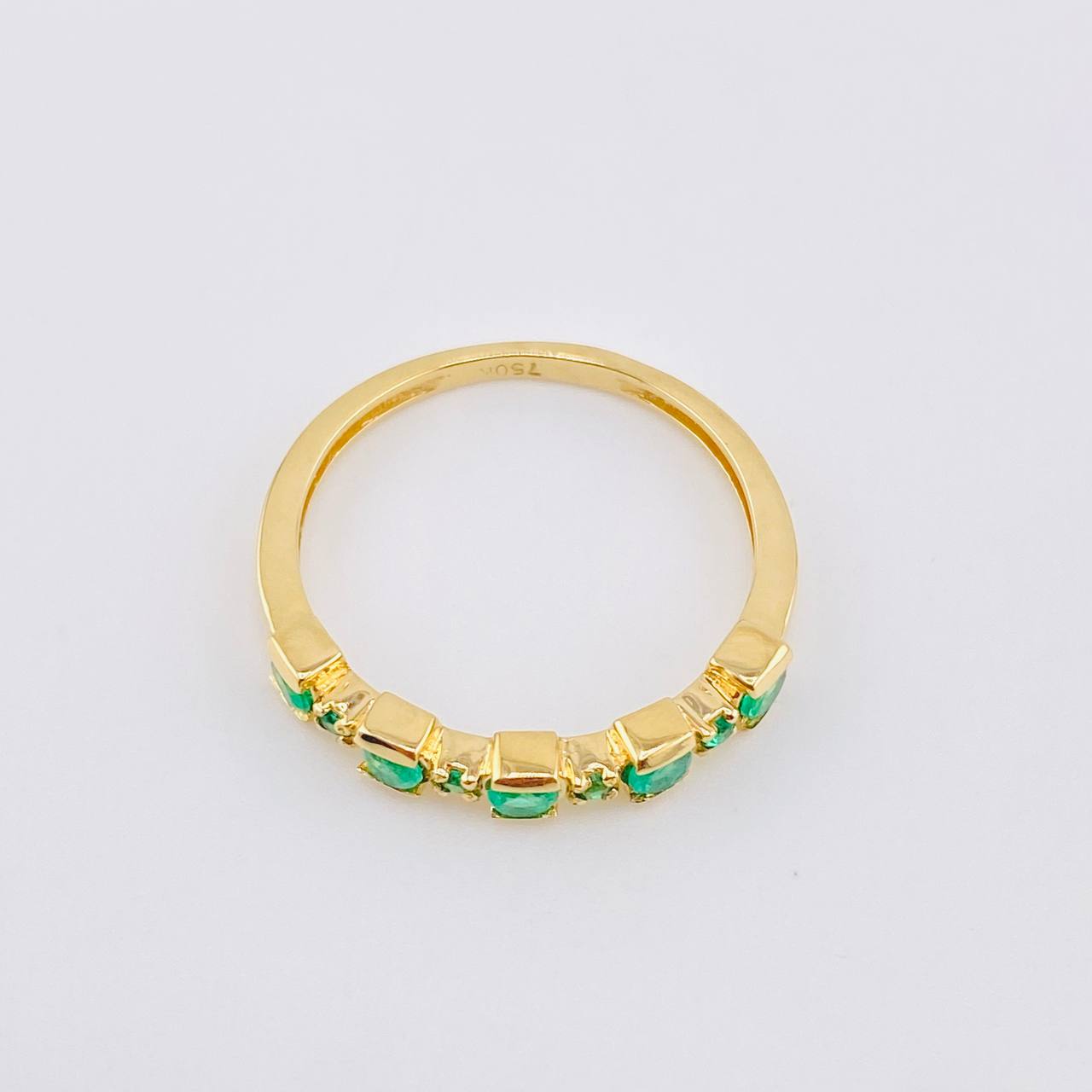 Anillo Cubico Lineal Esmeraldas 33pts 2.2gr / T6 3/4 / Oro Amarillo 18K ©