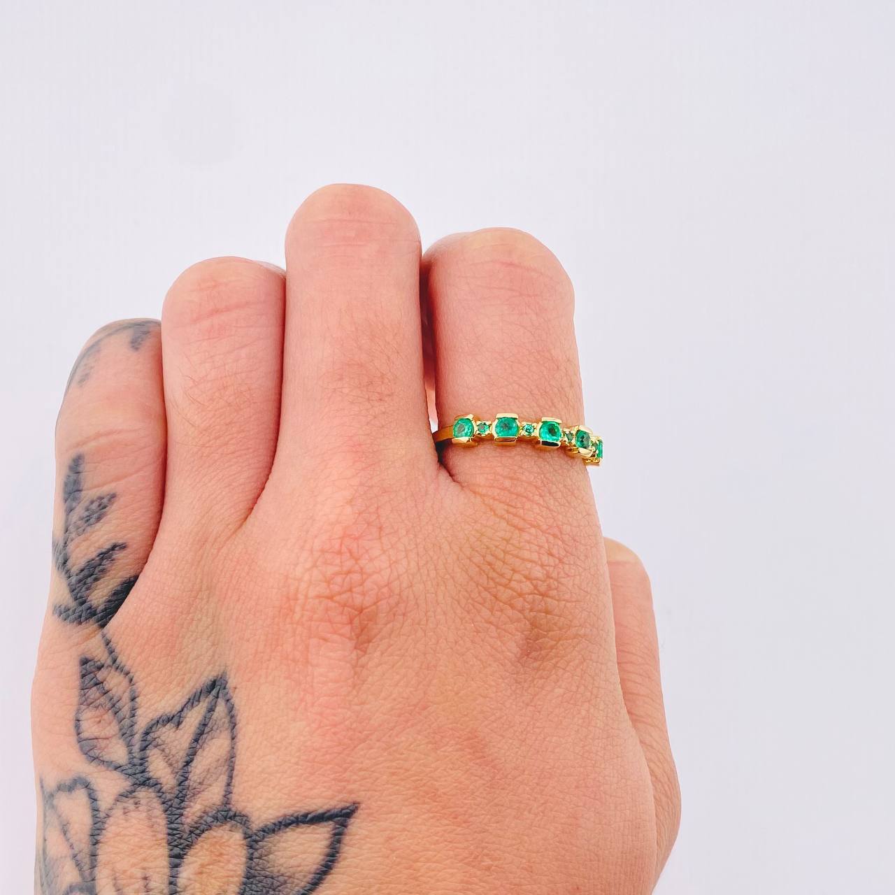 Anillo Cubico Lineal Esmeraldas 33pts 2.2gr / T6 3/4 / Oro Amarillo 18K ©