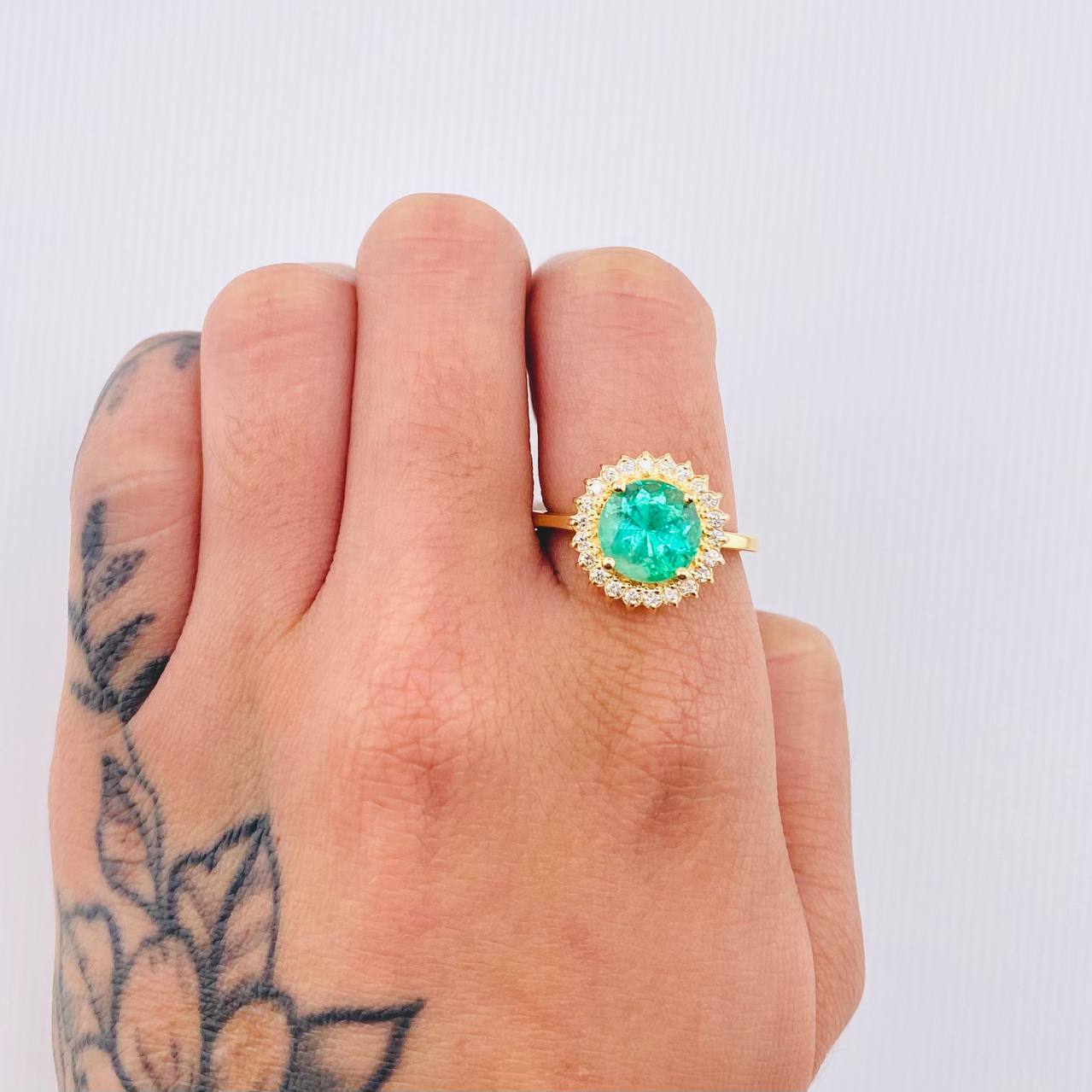 Anillo Girasol Esmeralda 2.93 Qts Diamantes 22pts 5.35gr / T7 1/4 / Oro Amarillo 18K ©