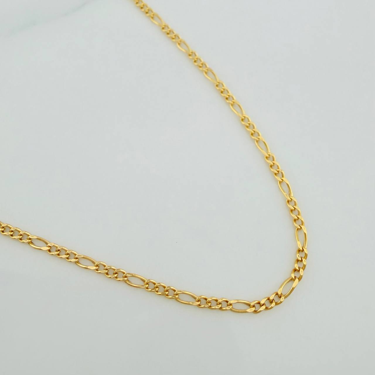 Cadena Figaro 2.5gr / 23 1/2 in / 0.8mm Oro Amarillo +1 18K $