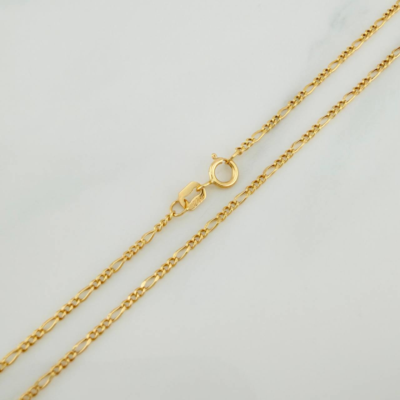 Cadena Figaro 2.5gr / 23 1/2 in / 0.8mm Oro Amarillo +1 18K $