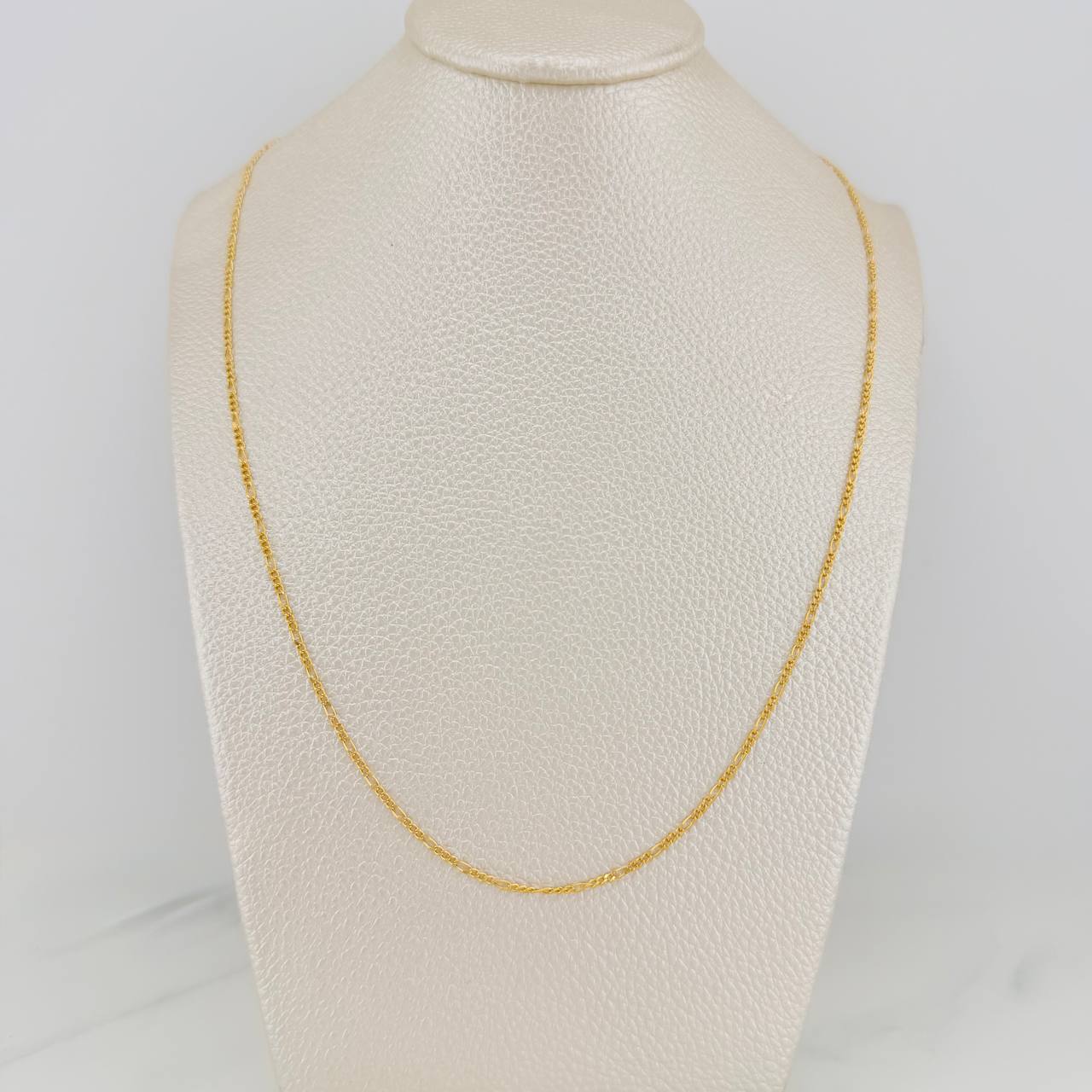 Cadena Figaro 2.5gr / 23 1/2 in / 0.8mm Oro Amarillo +1 18K $