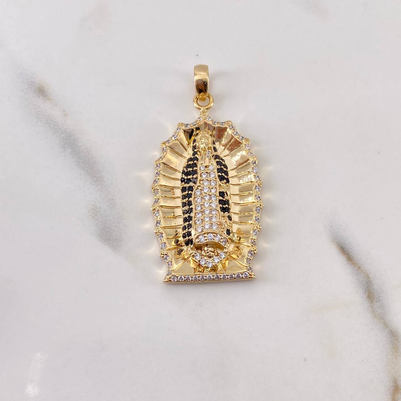 Dije Virgen Guadalupe 11.65gr / 4.2cm / Circones Negros Blancos Oro Amarillo 18K $