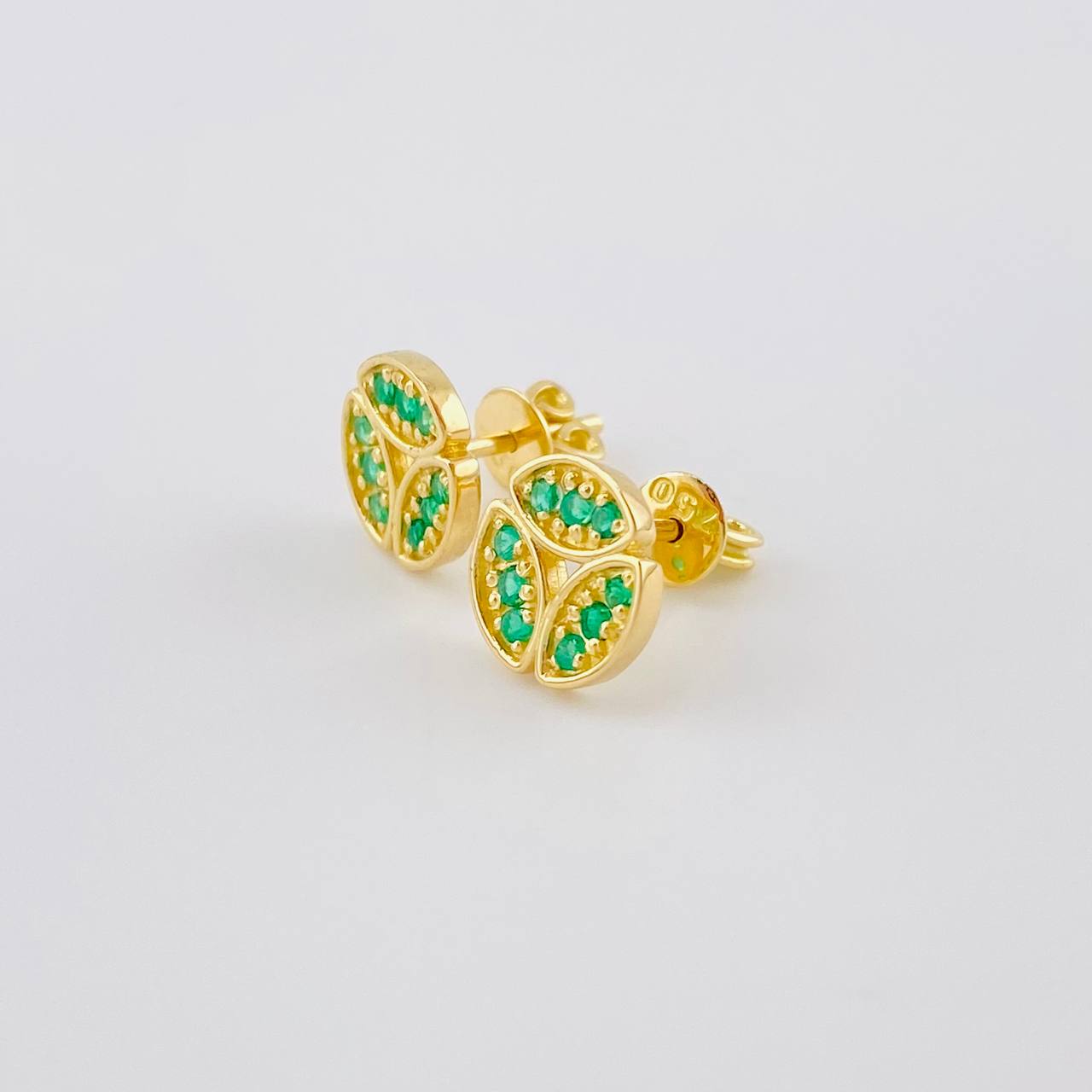 Topos Tres Hojas Esmeraldas 32Pts 2.3 g / in / 8.8 mm Oro Amarillo 18K