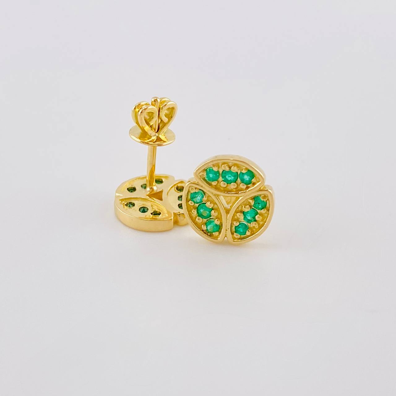 Topos Tres Hojas Esmeraldas 32Pts 2.3 g / in / 8.8 mm Oro Amarillo 18K