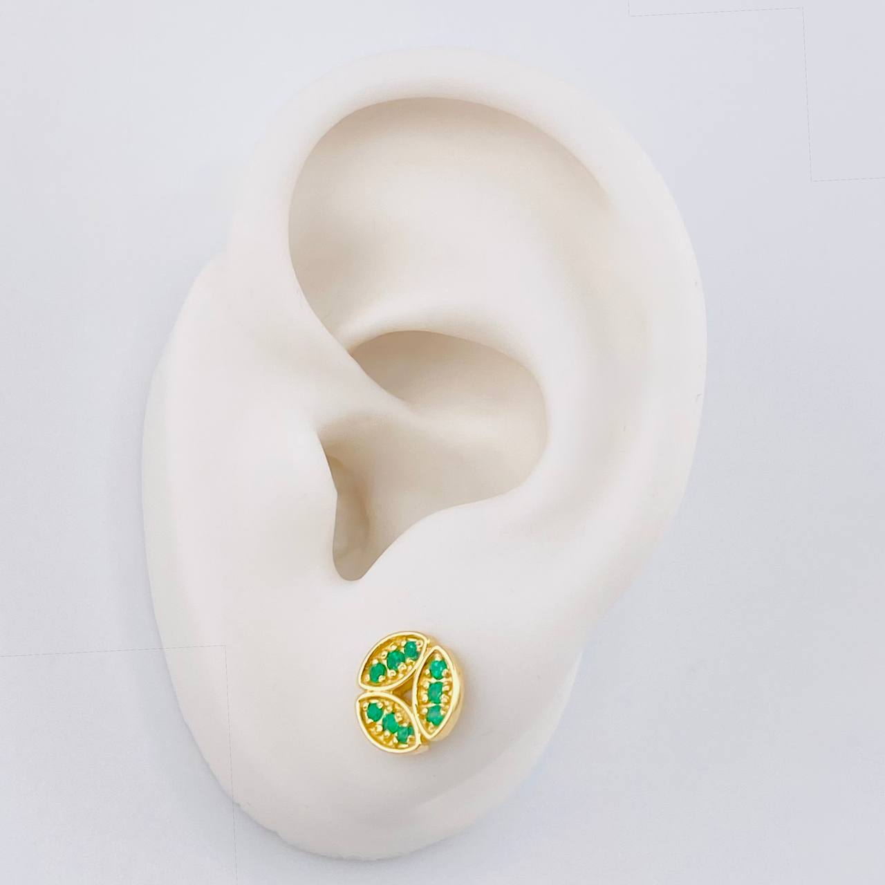 Topos Tres Hojas Esmeraldas 32Pts 2.3 g / in / 8.8 mm Oro Amarillo 18K