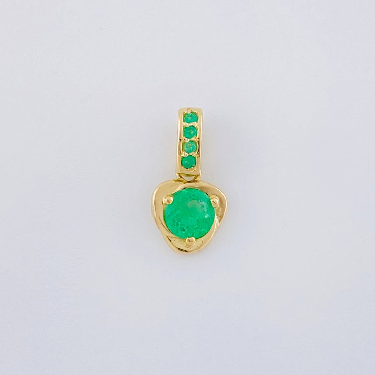 Dije Nila Esmeraldas 35Pts 0.8 g / 1 in Oro Amarillo 18K