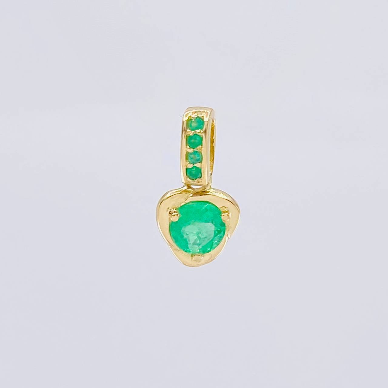 Dije Nila Esmeraldas 35Pts 0.8 g / 1 in Oro Amarillo 18K