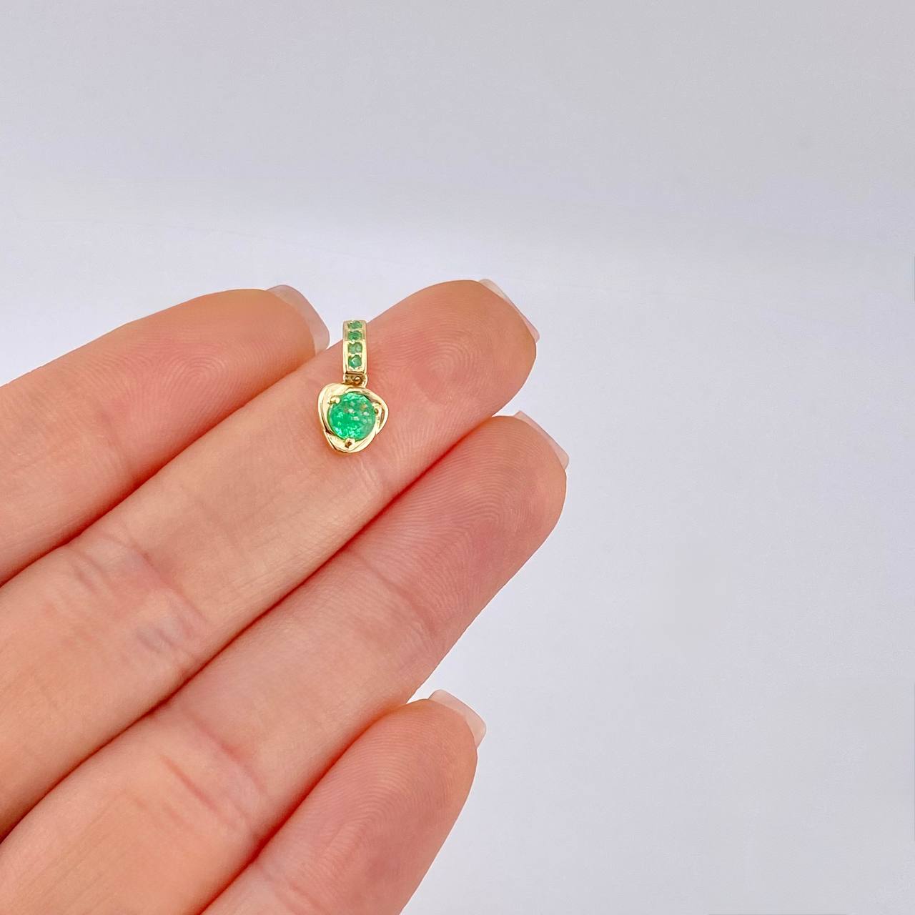 Dije Nila Esmeraldas 35Pts 0.8 g / 1 in Oro Amarillo 18K