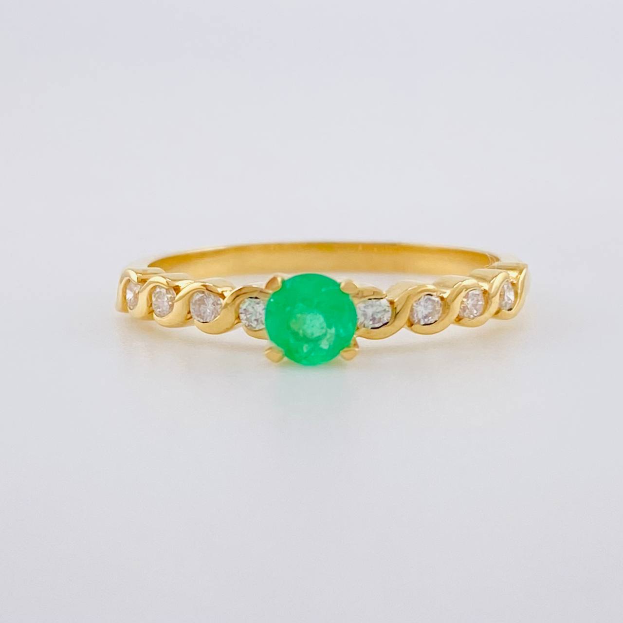 Anillo Solitario Constelación Esmeraldas 26Pts, Diamantes 16Pts 2.3 g / T8 Oro Amarillo 18K