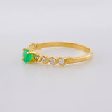 Anillo Solitario Constelación Esmeraldas 26Pts, Diamantes 16Pts 2.3 g / T8 Oro Amarillo 18K