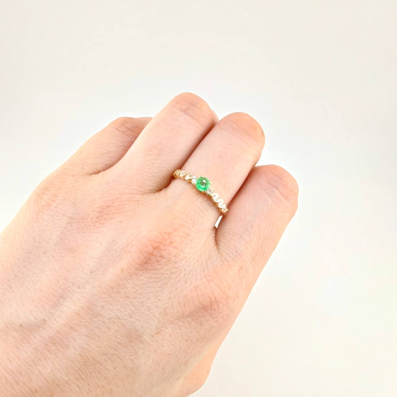 Anillo Solitario Constelación Esmeraldas 26Pts, Diamantes 16Pts 2.3 g / T8 Oro Amarillo 18K