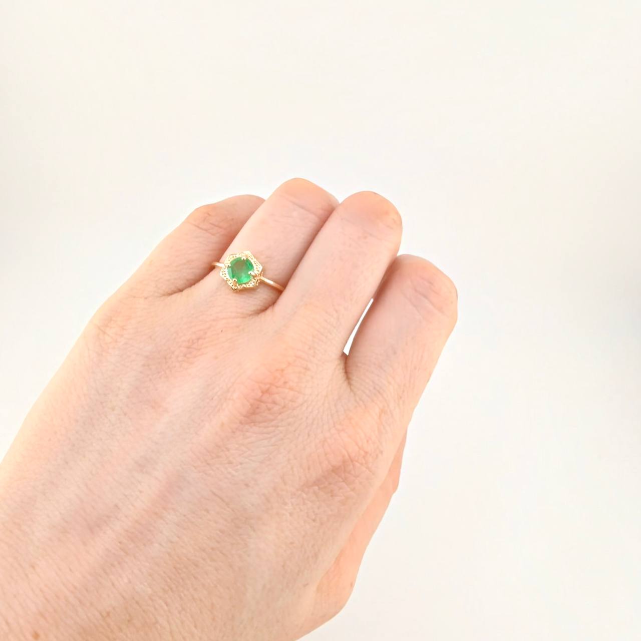 Anillo Elegancia Esmeraldas 57Pts 2.25 g / T7 3/4 Oro Amarillo 18K