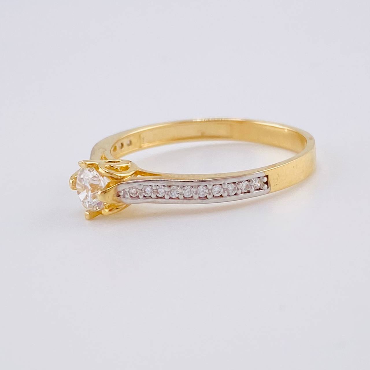 Anillo Solitario Corazón Barroco 2.1 g / T7 1/2 Dos Oros Amarillo Blanco 18K