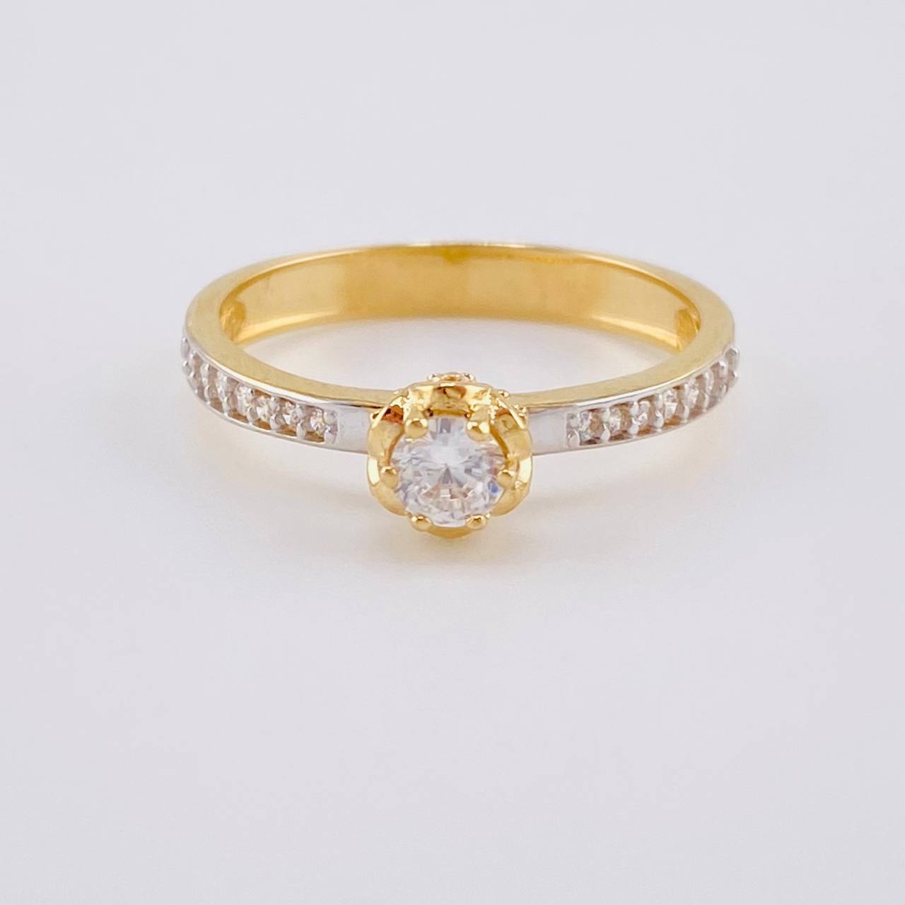 Anillo Solitario Cetro Floreado 2.8 g / T7 1/2 Dos Oros Amarillo Blanco 18K