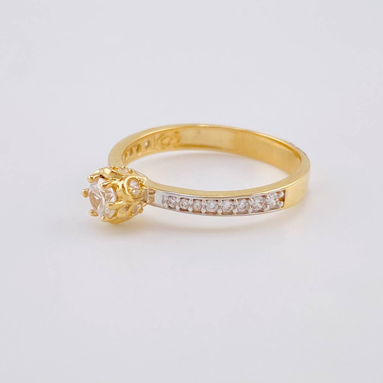 Anillo Solitario Cetro Floreado 2.8 g / T7 1/2 Dos Oros Amarillo Blanco 18K