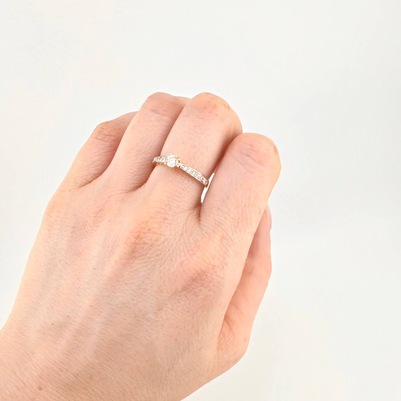 Anillo Solitario Puente Carril Descendiente 2.1 g / T7 Dos Oros Amarillo Blanco 18K