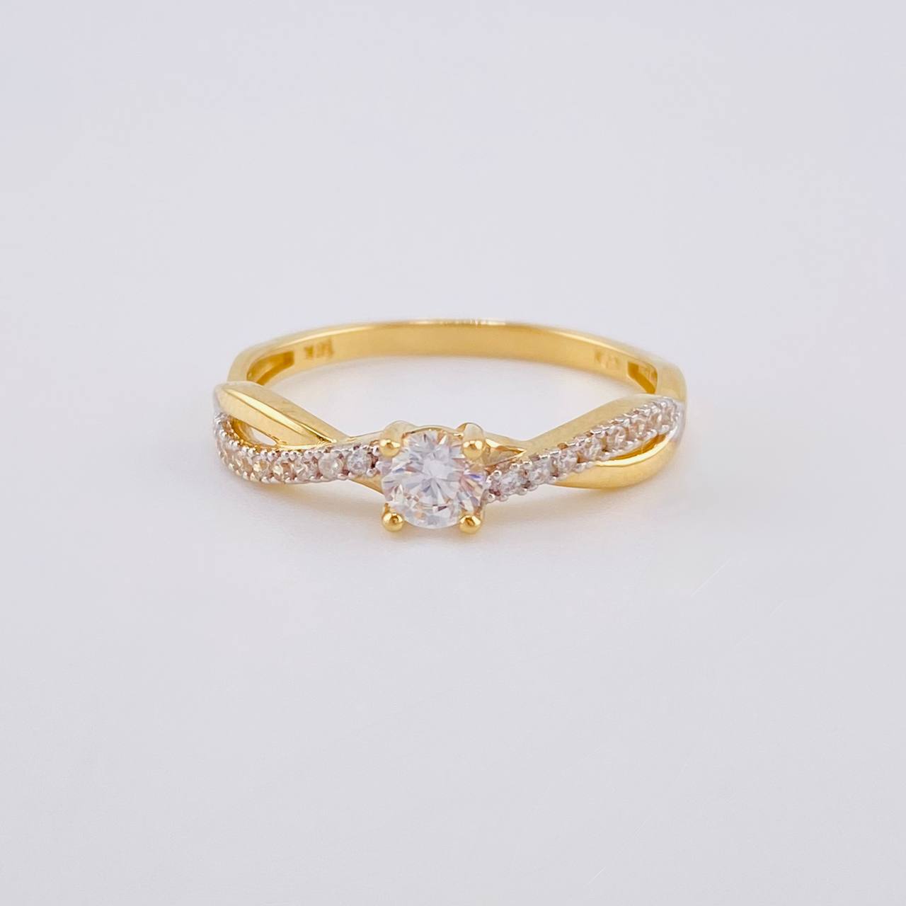 Anillo Solitario Listón Infinito 2.05 g / T7 1/4 Dos Oros Amarillo Blanco 18K