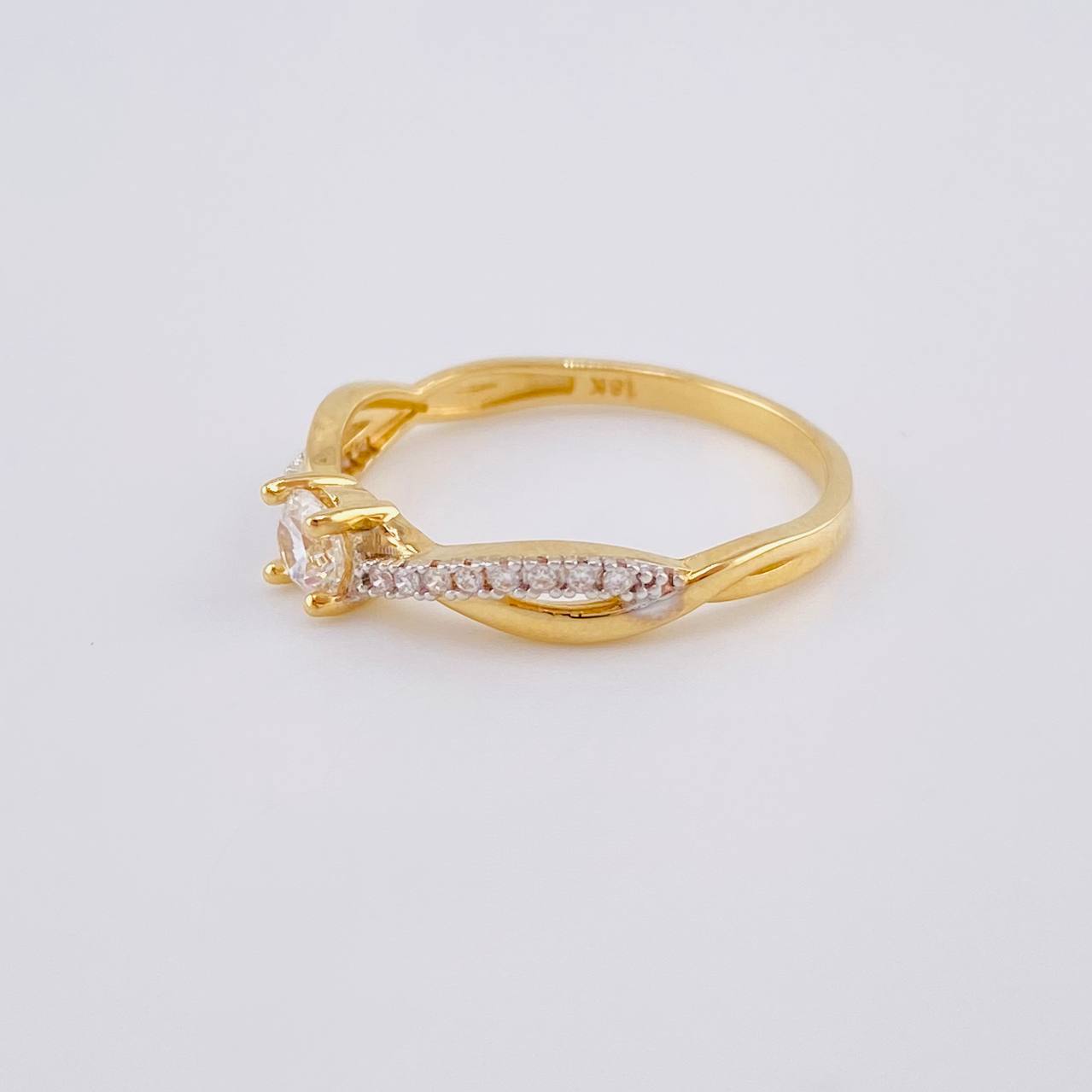 Anillo Solitario Listón Infinito 2.05 g / T7 1/4 Dos Oros Amarillo Blanco 18K