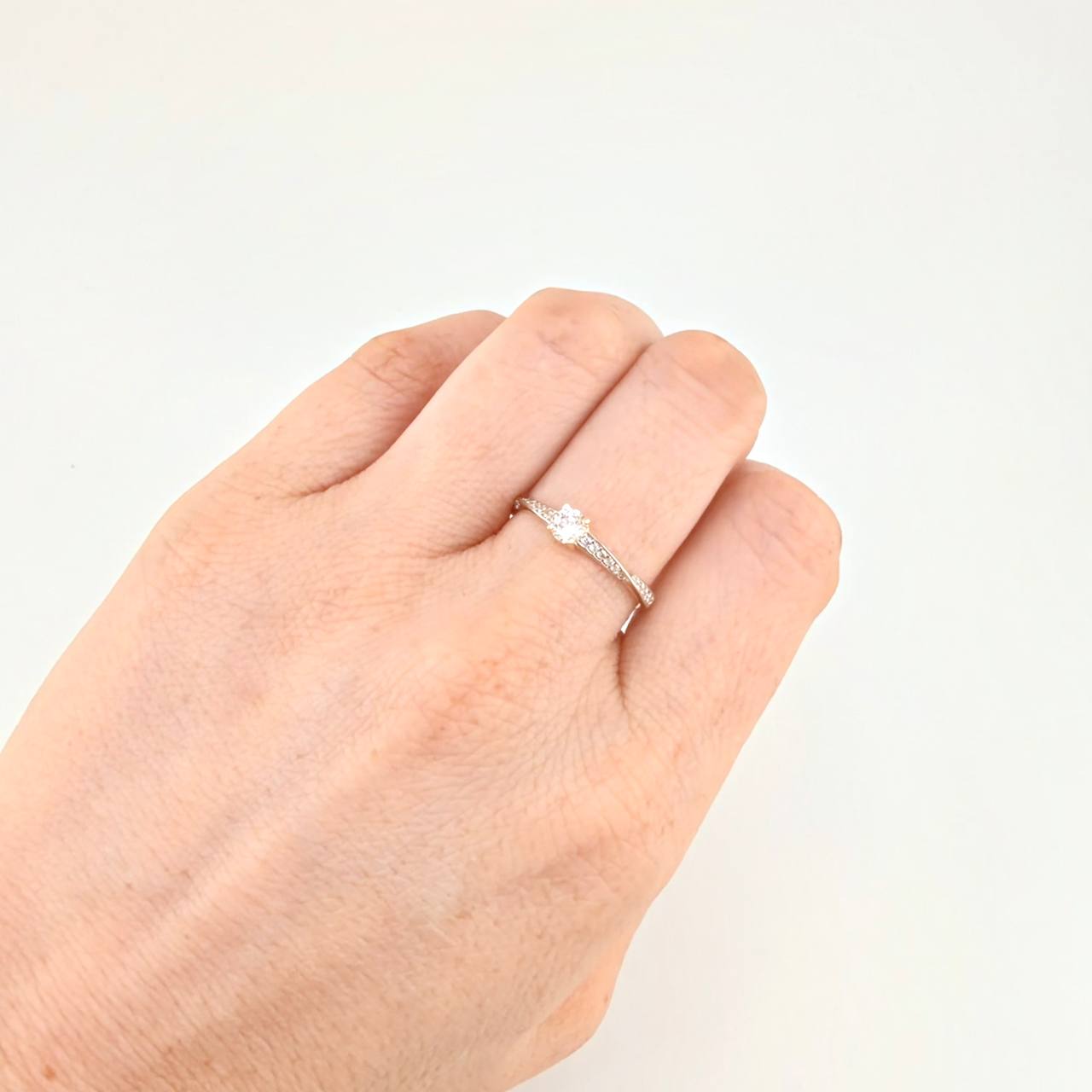 Anillo Solitario Listón Infinito 2.05 g / T7 1/4 Dos Oros Amarillo Blanco 18K