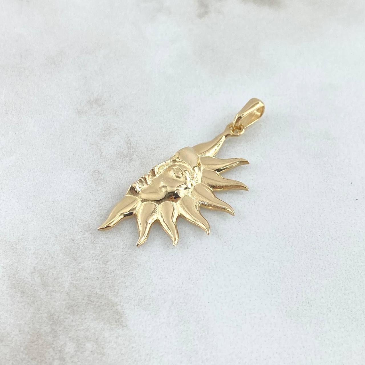 Dije Sol Media Cara 2.4gr / 3.6cm / Liso Oro Amarillo 18K ©