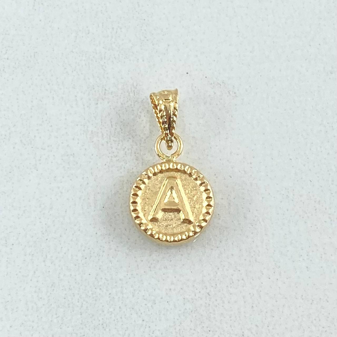 Dije Letra A Marco Bordeado 0.55g / 3/4 in Oro Amarillo 18K