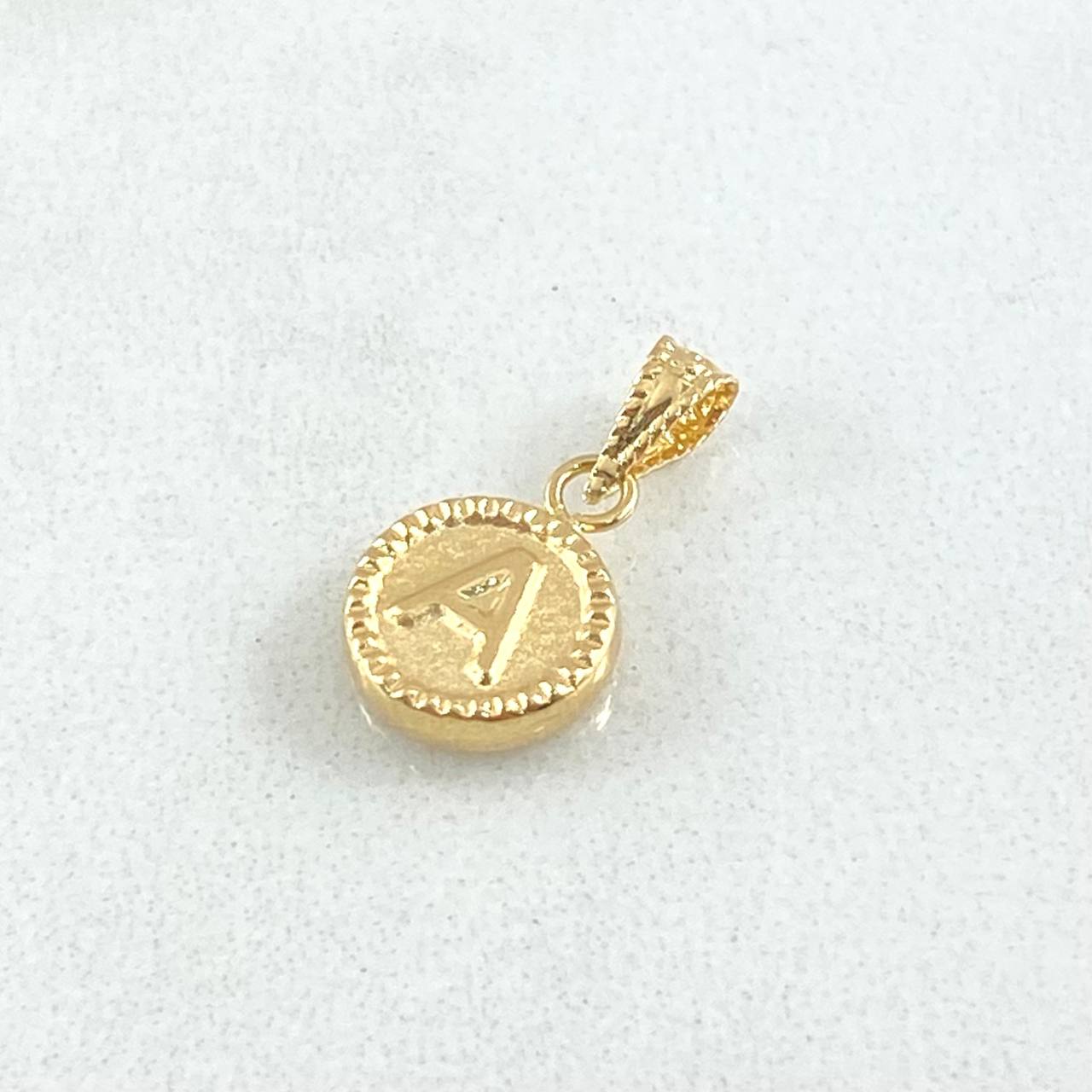 Dije Letra A Marco Bordeado 0.55g / 3/4 in Oro Amarillo 18K