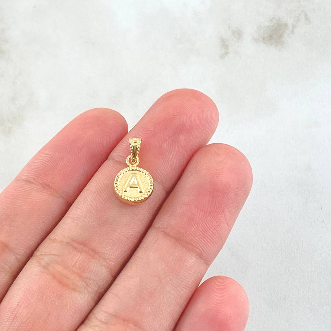 Dije Letra A Marco Bordeado 0.55g / 3/4 in Oro Amarillo 18K