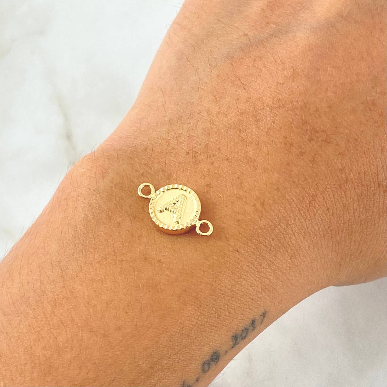 Charm Letter A 0.6gr / 0.7in / Bordered Circle 18K Gold ©
