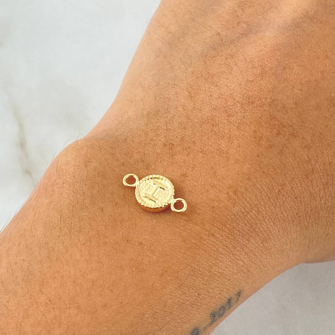 Charm Letter I 0.55gr / 0.7in / Bordered 18K Gold *