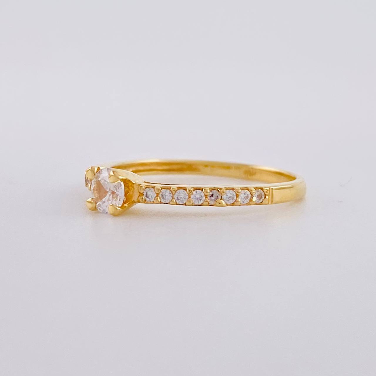 Anillo Solitario Carril Tupido 1.8g / T7 1/2 Oro Amarillo 18K