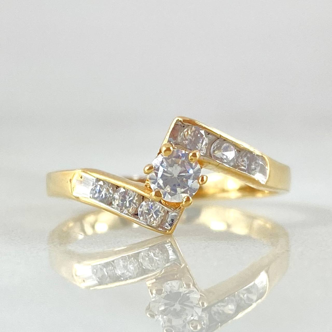 Zig-Zag Solitaire Ring 2.25gr / Size 6 / 18K Gold