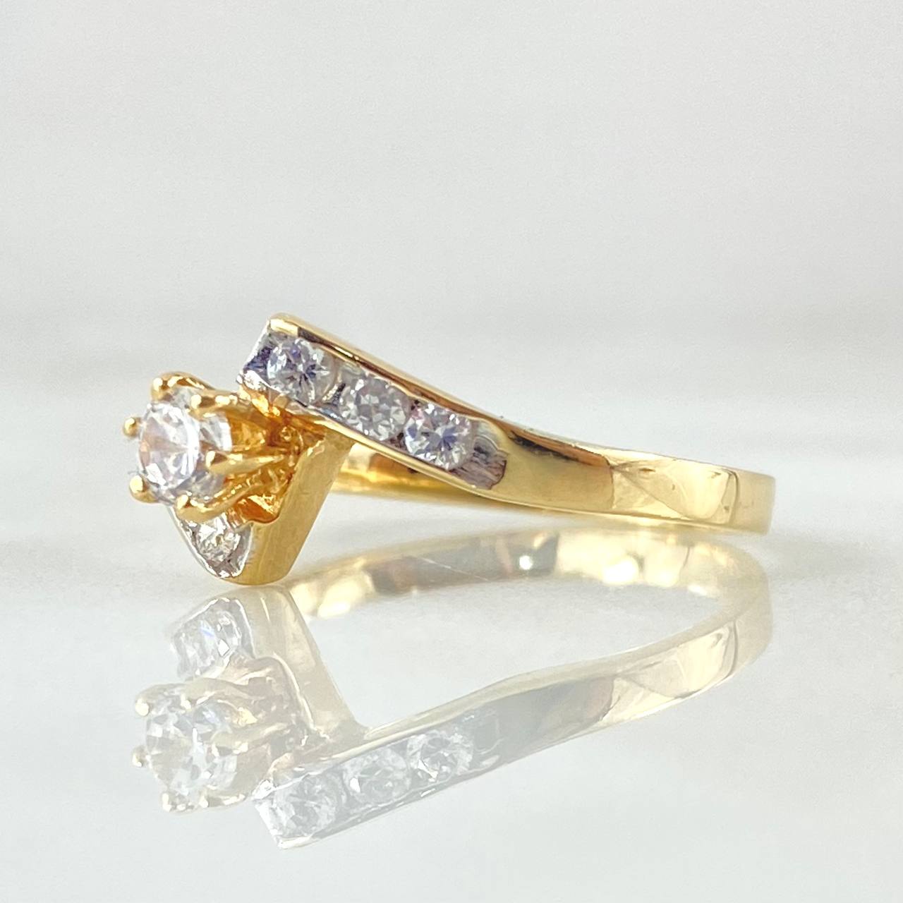 Zig-Zag Solitaire Ring 2.25gr / Size 6 / 18K Gold